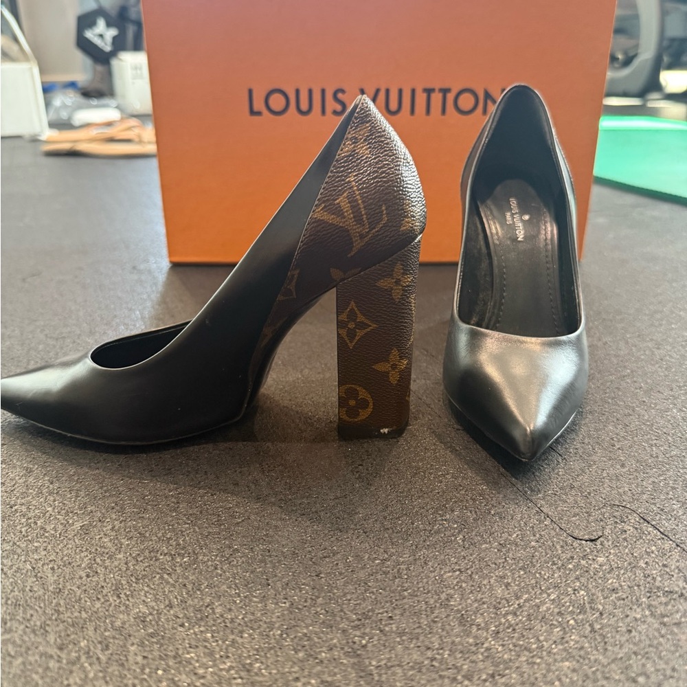 Louis Vuitton Black Pumps with Monogram Heel